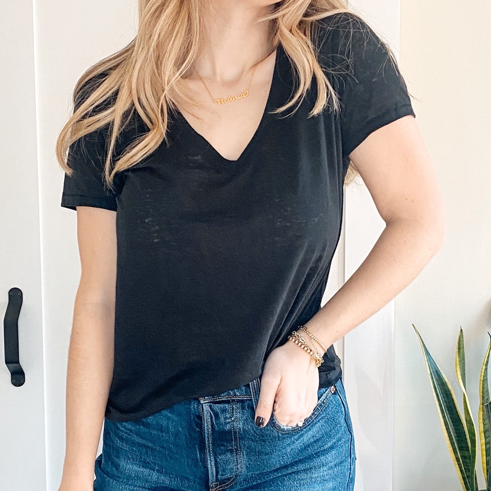 Urban Outfitters 🖤 V-Neck Tee